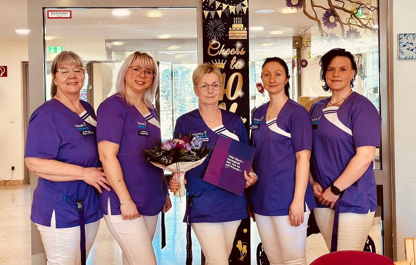 Vierzig Jahre im Dienst mit Herz, Hingabe und Menschlichkeit- Daniela Schneevoigt (Mitte)