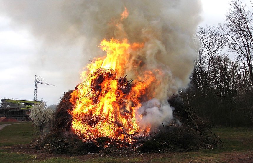 Osterfeuer am Stausee in Kelbra