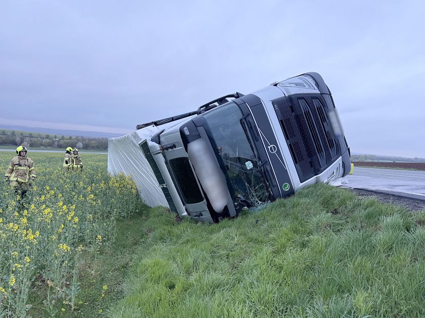 Der umgekippte LKW blockierte die B4. 