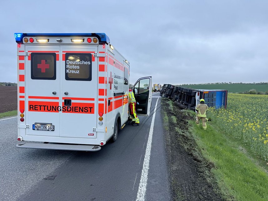 Der umgekippte LKW blockierte die B4. 