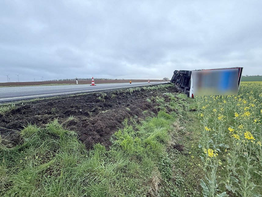 Der umgekippte LKW blockierte die B4. 