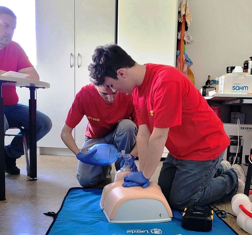 Einsatzvorbereitungen der Rettungsschwimmer der DLRG OG Kyffh&auml;user.