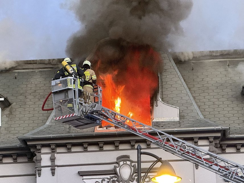 Die Feuerwehren in Sondershausen und Ebeleben versuchen das Feuer zu l&ouml;schen. 