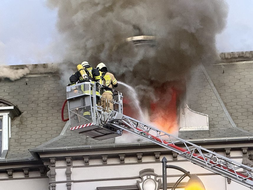 Die Feuerwehren in Sondershausen und Ebeleben versuchen das Feuer zu l&ouml;schen. 