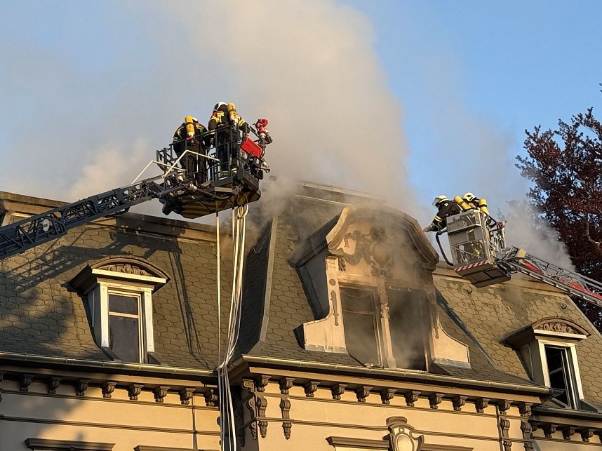 Die Feuerwehren in Sondershausen und Ebeleben versuchen das Feuer zu l&ouml;schen. 