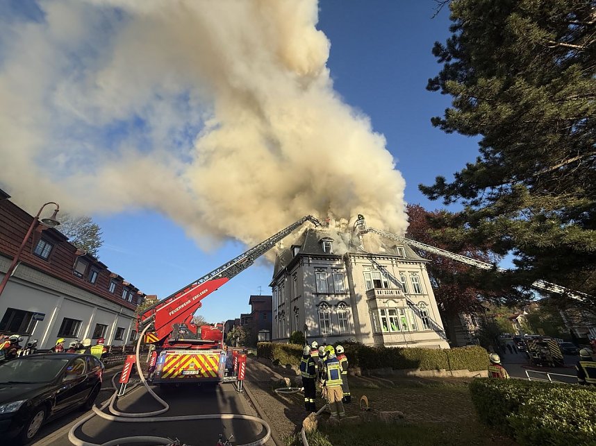 Die Feuerwehren in Sondershausen und Ebeleben versuchen das Feuer zu l&ouml;schen. 