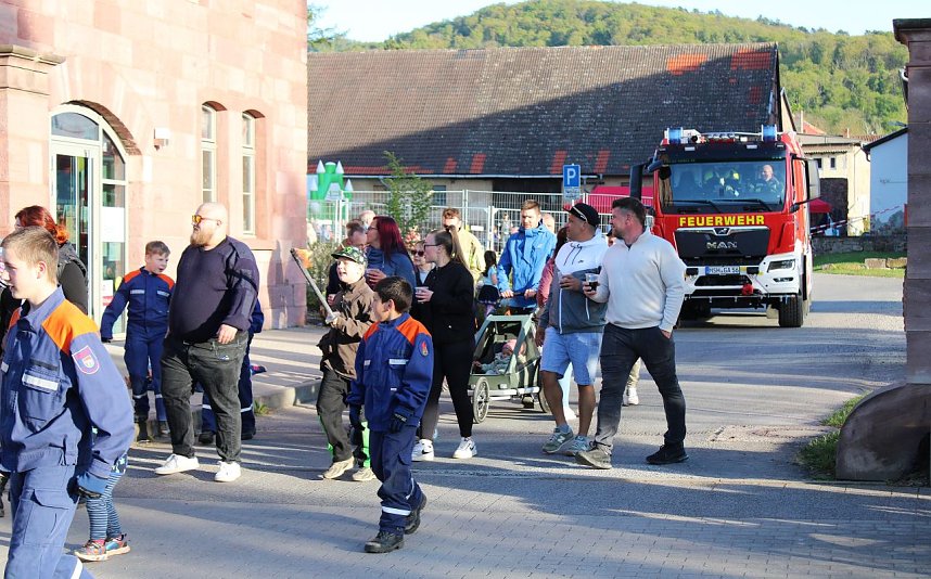 Aufstellung des Maibaums in Kelbra