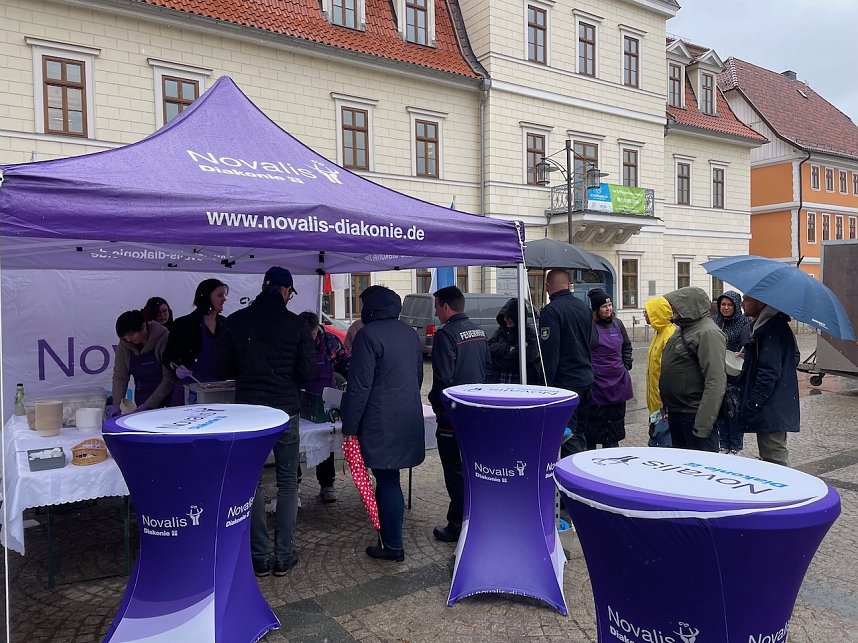 Einmal essen, zweimal satt. Suppenverteilung mit Landr&auml;tin auf dem Sondersh&auml;user Marktplatz