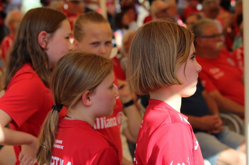 Fans und Cheftrainer des Th&uuml;ringer HC Herbert M&uuml;ller verabschieden neun Spitzenhandballerinnen in Bad Langensalza