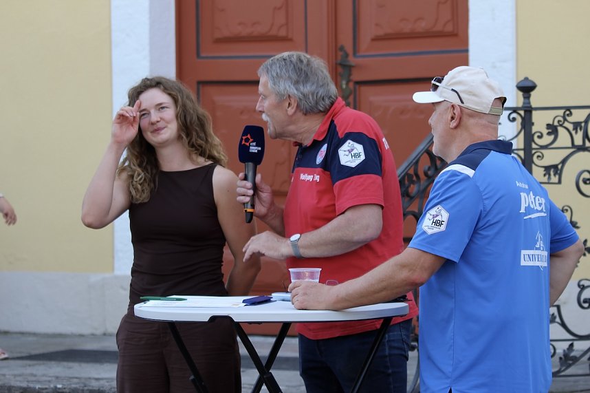 Fans und Cheftrainer des Th&uuml;ringer HC Herbert M&uuml;ller verabschieden neun Spitzenhandballerinnen in Bad Langensalza