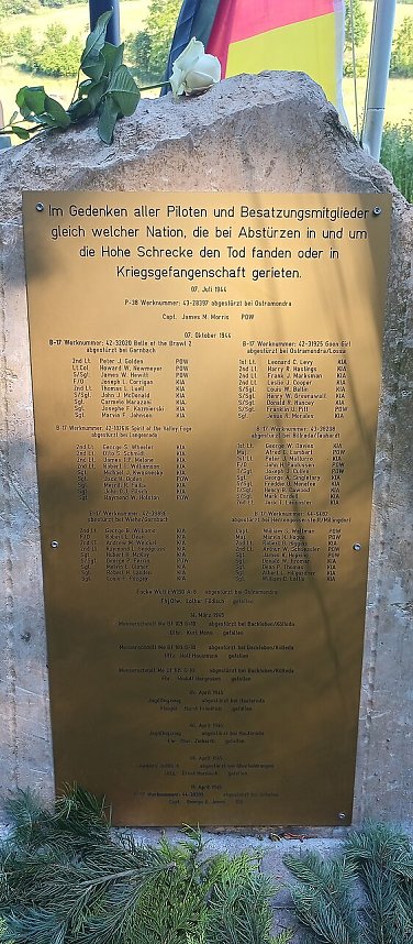 Ein Gedenkstein zwischen Wiehe und Garnbach erinnert nun an im Zweiten Weltkrieg abgeschossene Soldaten.