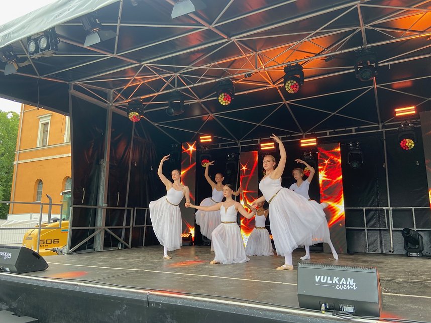 Die T&auml;nzerinnen des Tanzstudios Radeva begeisterten beim Residenzfest in Sondershausen.