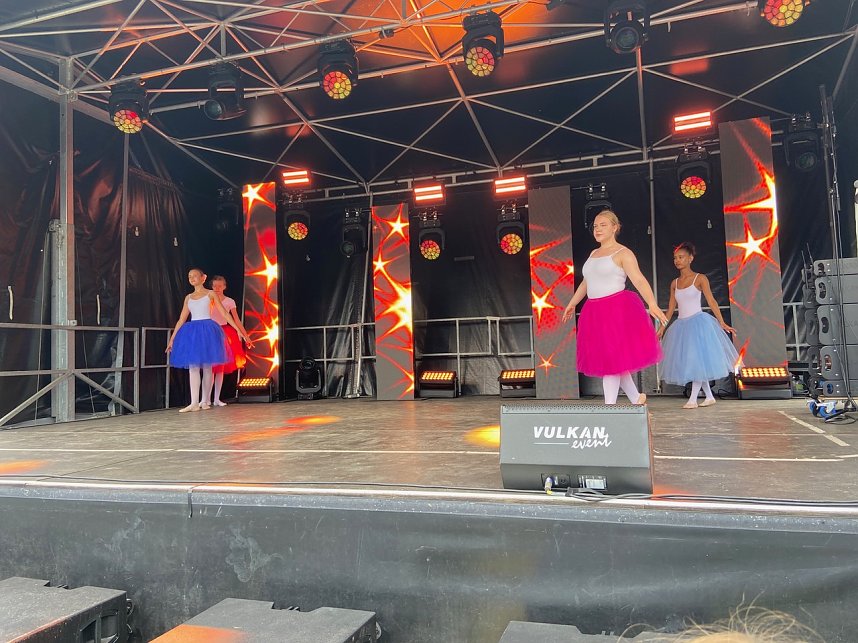 Die T&auml;nzerinnen des Tanzstudios Radeva begeisterten beim Residenzfest in Sondershausen.