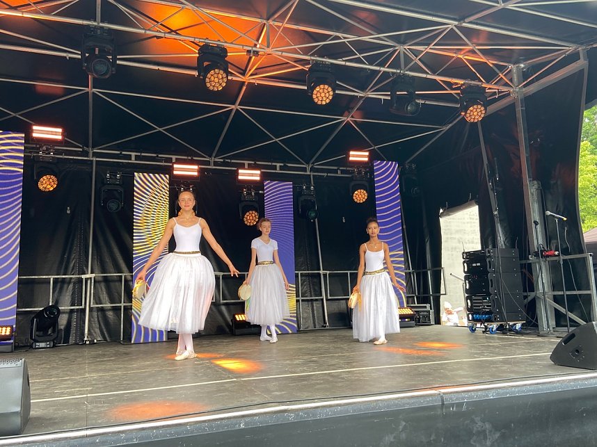 Die T&auml;nzerinnen des Tanzstudios Radeva begeisterten beim Residenzfest in Sondershausen.