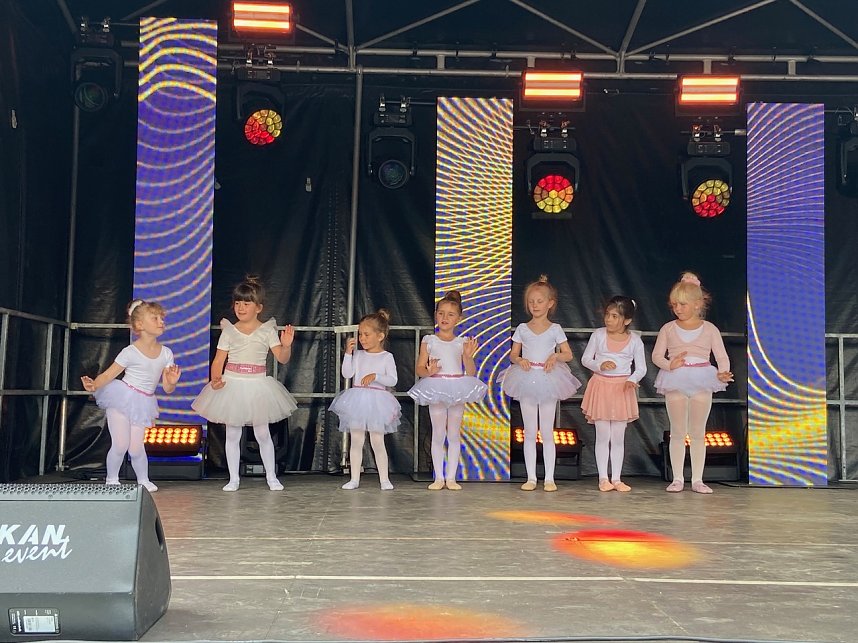 Die T&auml;nzerinnen des Tanzstudios Radeva begeisterten beim Residenzfest in Sondershausen.