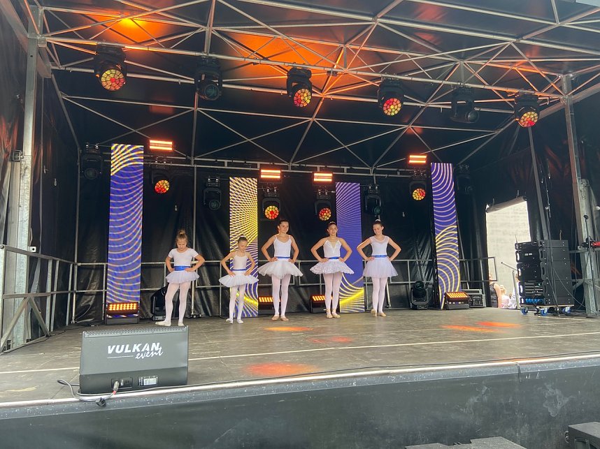 Die T&auml;nzerinnen des Tanzstudios Radeva begeisterten beim Residenzfest in Sondershausen.