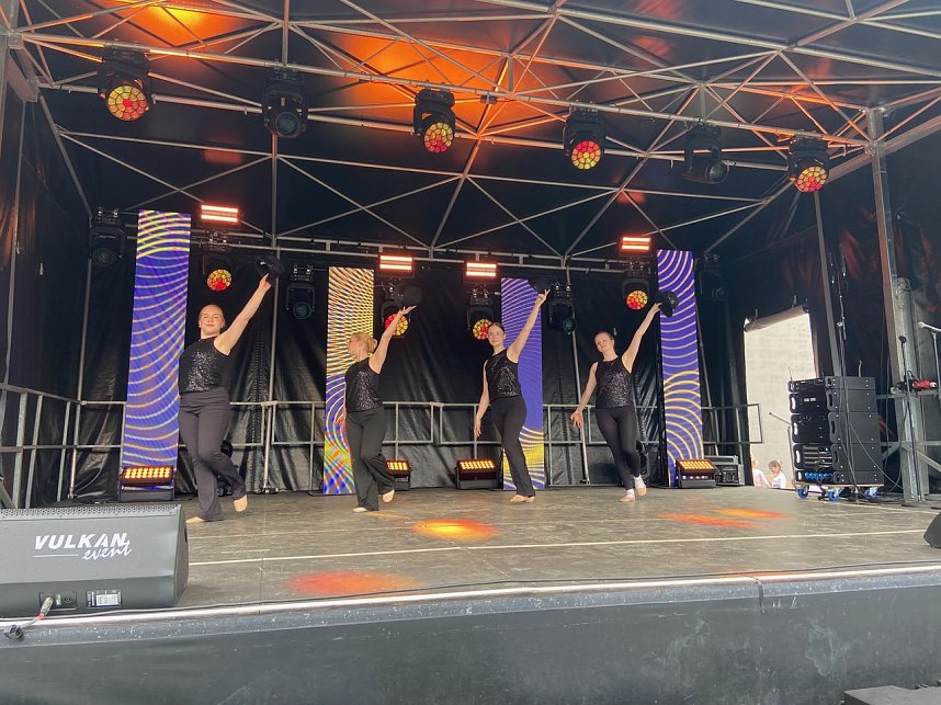 Die T&auml;nzerinnen des Tanzstudios Radeva begeisterten beim Residenzfest in Sondershausen.