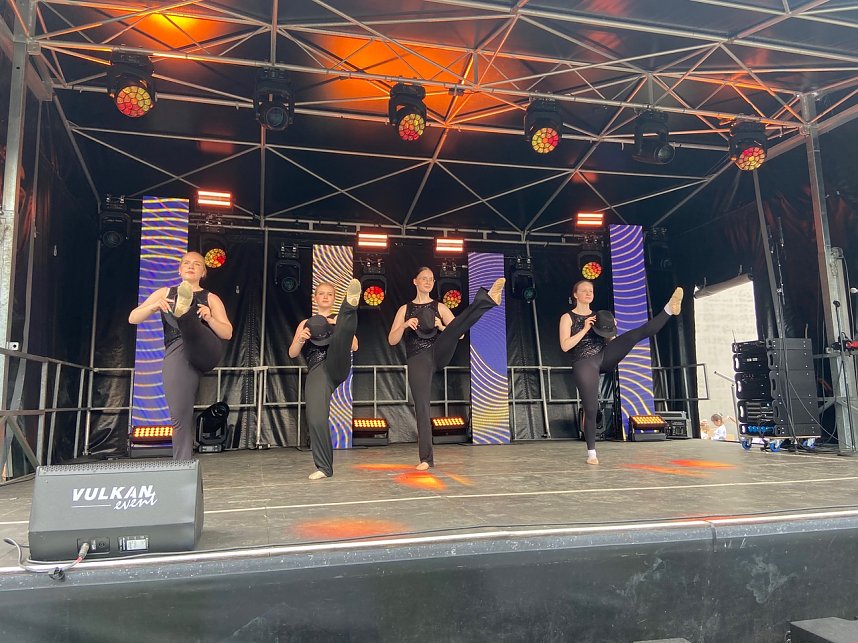 Die T&auml;nzerinnen des Tanzstudios Radeva begeisterten beim Residenzfest in Sondershausen.