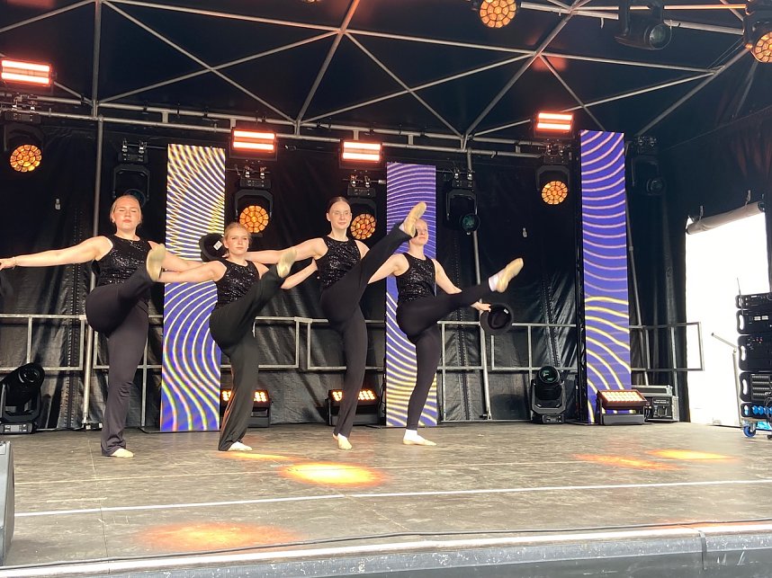 Die T&auml;nzerinnen des Tanzstudios Radeva begeisterten beim Residenzfest in Sondershausen.