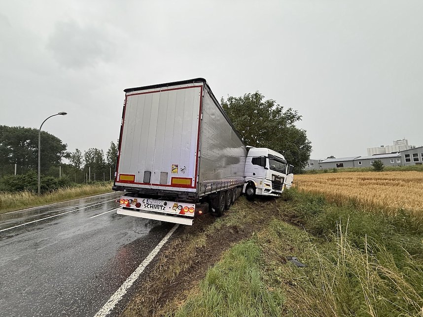 LKW kommt auf der B241 von der Stra&szlig;e ab und prallt gegen einen Baum