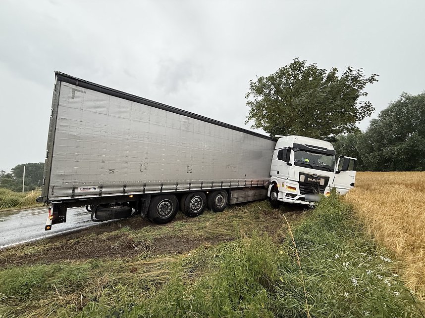LKW kommt auf der B241 von der Stra&szlig;e ab und prallt gegen einen Baum