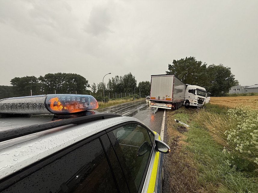 LKW kommt auf der B241 von der Stra&szlig;e ab und prallt gegen einen Baum