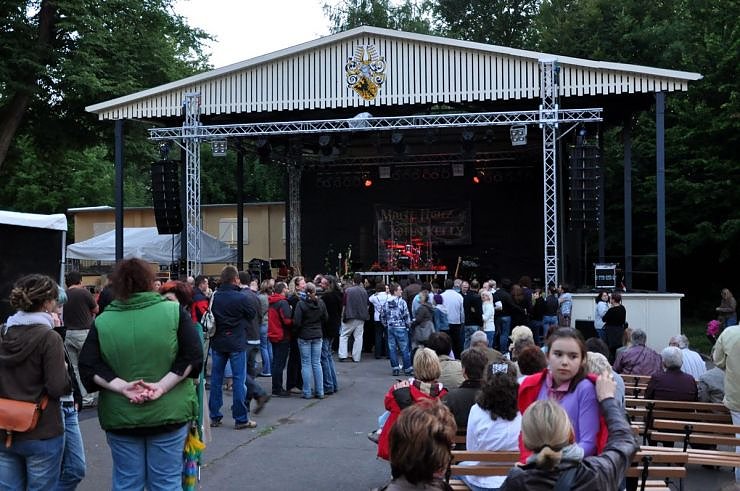 John Michae Kelly & Frau Maite Itoiz im Gehege