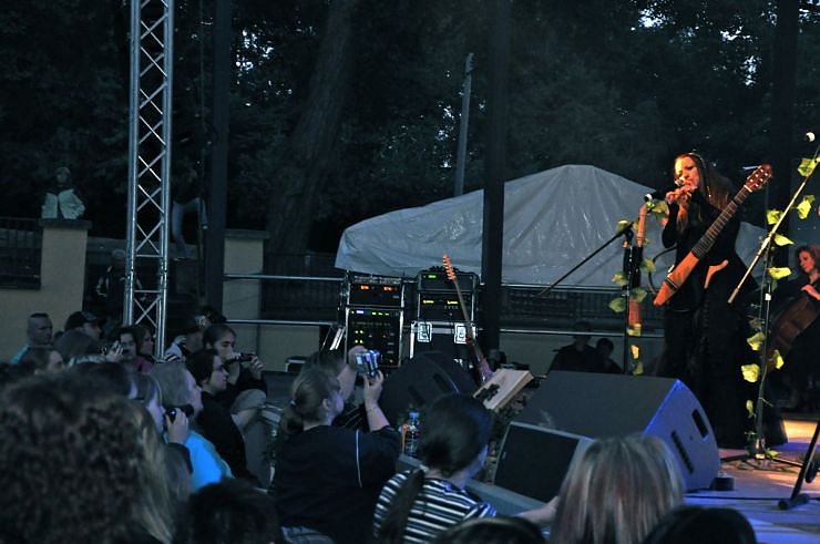 John Michae Kelly & Frau Maite Itoiz im Gehege