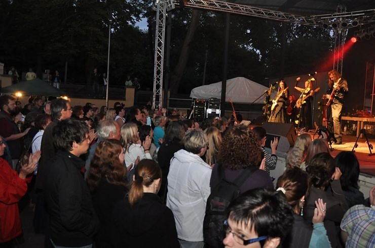 John Michae Kelly & Frau Maite Itoiz im Gehege