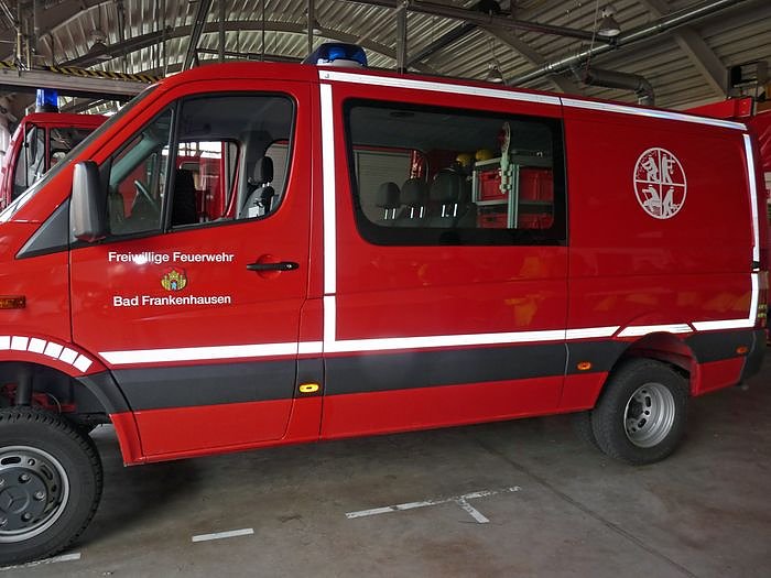 &Uuml;bergabe von Allwetterjacken