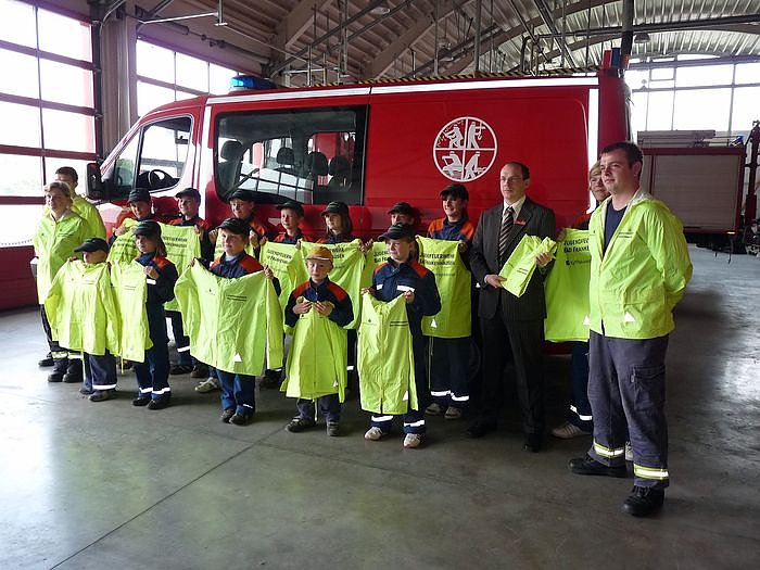 &Uuml;bergabe von Allwetterjacken