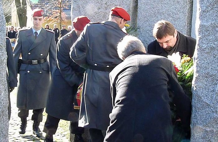 Feierliche Kranzniederlegung