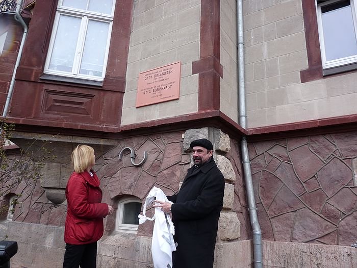 Gedenktafel enth&uuml;llt