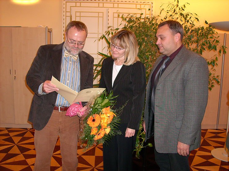 &Uuml;bergabe Urkunde an Dr. Sabine Hausweiler