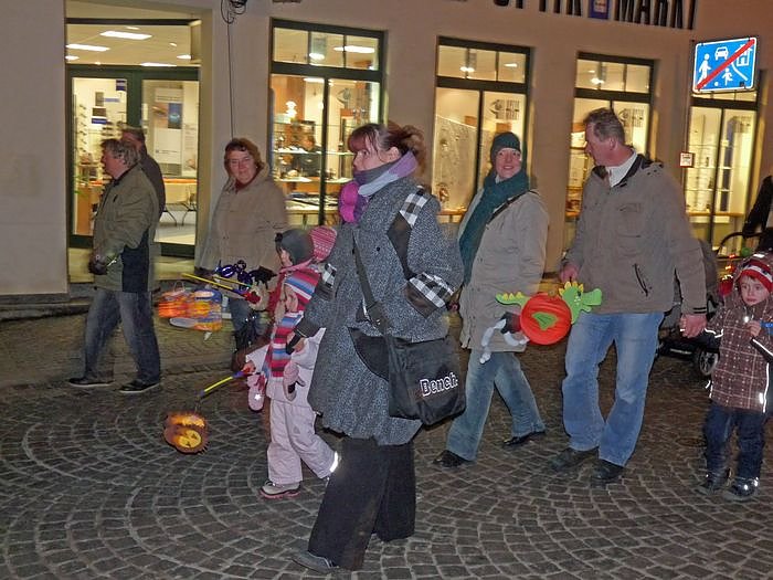 Laternenumzug und Feuerschau
