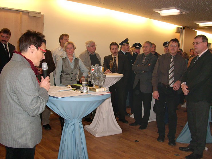 Blick auf Ehreng&auml;ste mit st. Pr&auml;sidentin Landesverband DRK Adelheid Laute