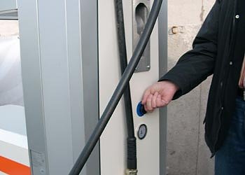 An Zapfs&auml;ule muss man Knopf st&auml;ndig dr&uuml;cken